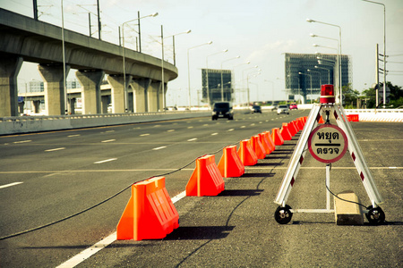 停止在公路上的路标