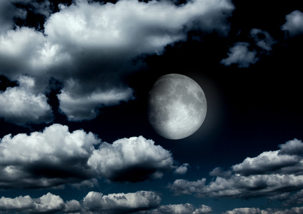 夜晚天空中的月亮图片