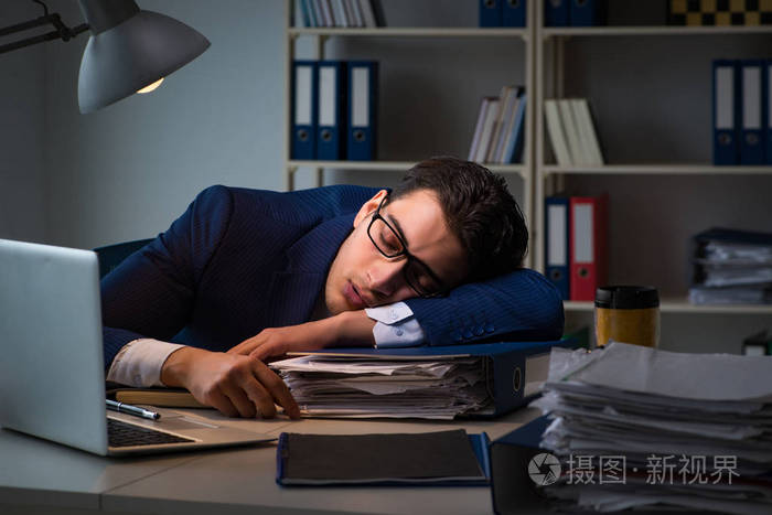 下班后生意人累了睡在办公室里