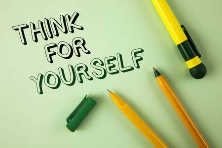 字写文字为自己着想。有独立的思维态度的商业概念, 使您自己的决定写在纯绿色的背景笔在它旁边