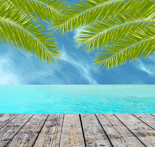 美丽的热带海滩，与木地板和棕榈叶