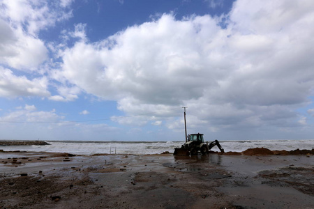 在地中海的海岸是挖沙子一个大挖掘机