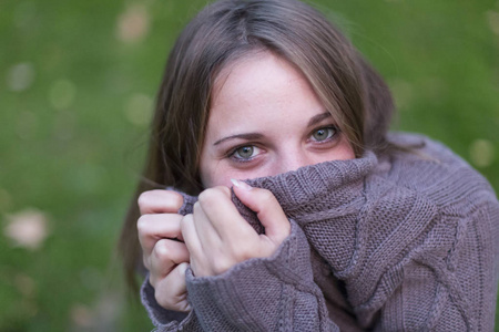 一个美丽的年轻女人看着来到户外肖像