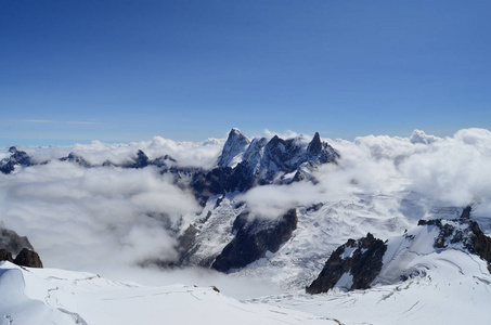 从钻头 du Midi 山和云的意见