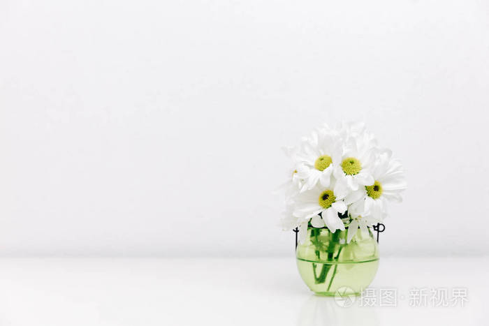 花瓶里有白色的春天的花朵.最小白色背景