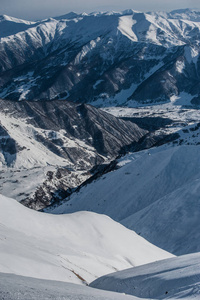 下雪的冬天山区太阳的一天。格鲁吉亚从滑雪场 Gudauri