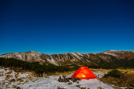 冬天晚上远足露营在山风景