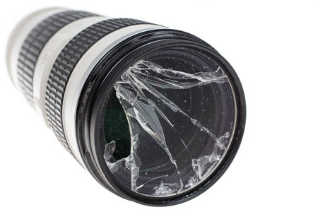 破碎的单反相机镜头过滤器玻璃，白色上孤立