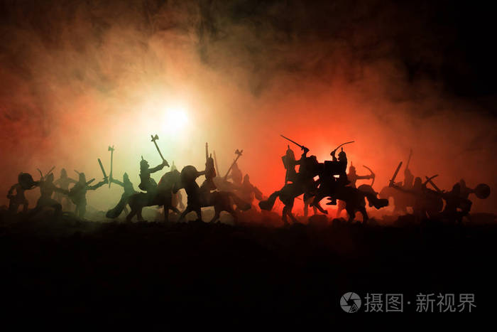 人物剪影作为分开的对象, 战斗在黑暗色调的雾背景的勇士之间.夜场面.