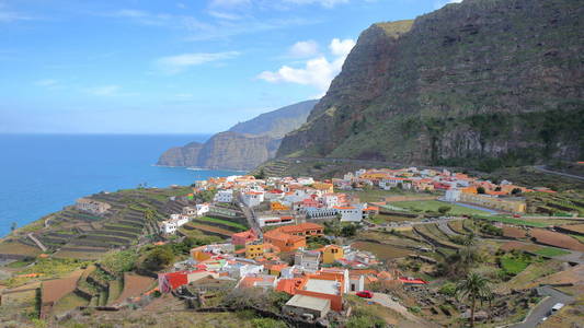 Agulo，拉梅拉，西班牙 一般认为的村庄与梯田和背景中的悬崖
