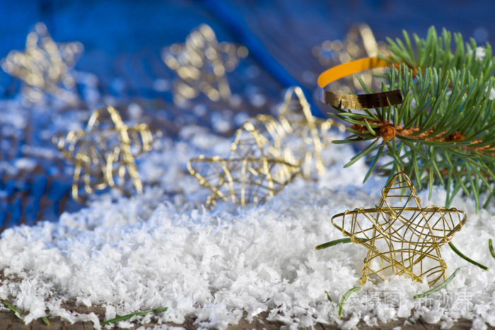 圣诞节在雪地里的星星