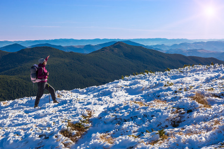 一名徒步旅行者在雪和冰地形全山景行走