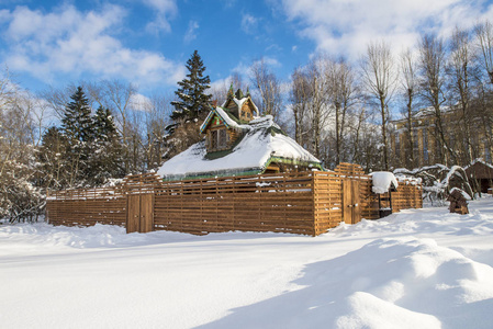 俄罗斯式木制原木小屋, 配有猎人火炉