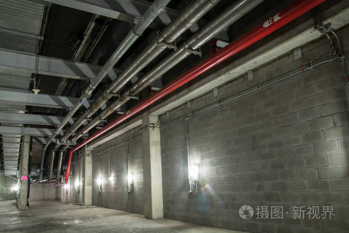 建筑物下的大管子
