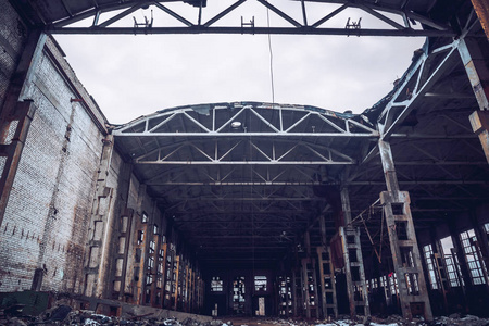 废弃的工业恐怖仓库旧黑垃圾工厂大楼照片