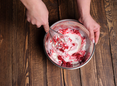 美味的草莓冰淇淋碗。自制烹饪