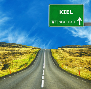 Kiel 道路标志反对清澈的天空