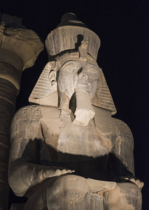 在晚上的卢克索神庙拉美西斯二世的雕像