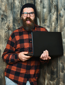 大胡子抱着笔记本电脑的野蛮白种人时髦