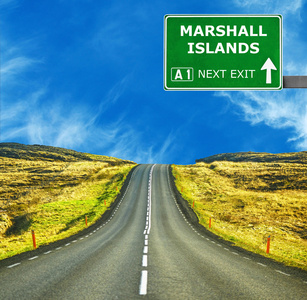 马绍尔群岛道路标志反对清澈的天空