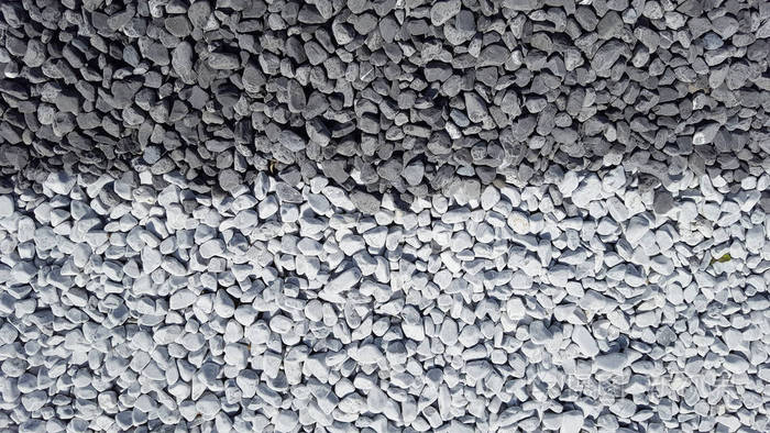 混合灰色碎石和石板灰石的特写图