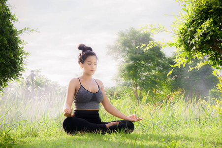 每天练习瑜伽的年轻女子瑜伽有助于集中呼吸, 塑造身体, 增强体力, 帮助肌肤焕发光彩。在光明的日子里, 在佛法的空气中