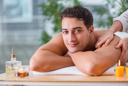 背部年轻妇女在按摩会议-卡通人物人物孤立插图匿名女性在美容院的