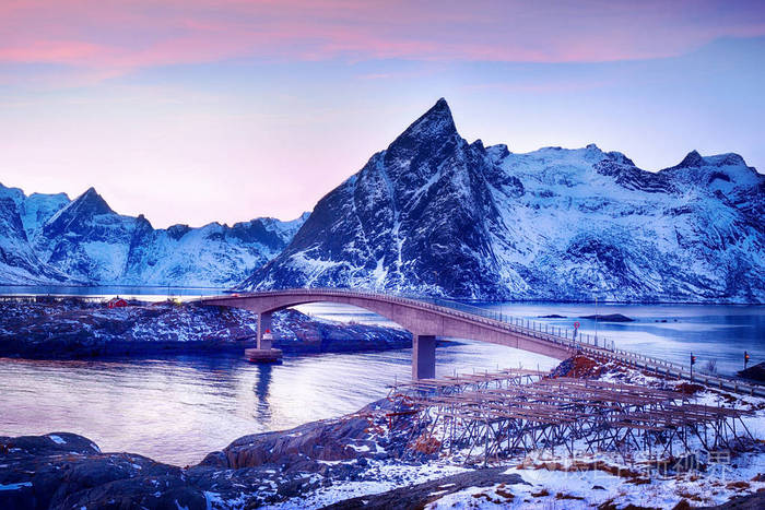 挪威罗弗敦群岛风景如画的渔村美丽的日出景观