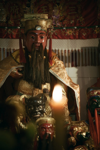 陶瓷色料中国娃娃俯视到蜡烛的近视图
