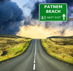 Patnem 海滩道路标志反对清澈的天空