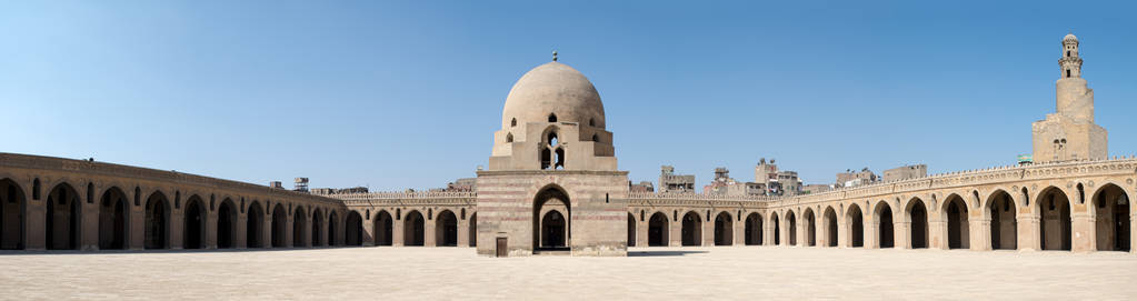 伊本  图伦清真寺，开罗，埃及的院子里的全景