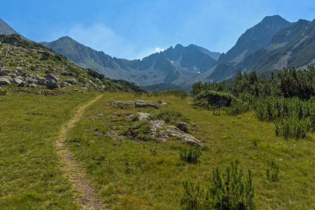 Begovitsa 河谷Yalovarnika 和牙峰Pirin 山保加利亚的景观