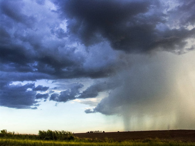 巴西上空的乌云和雨天照片