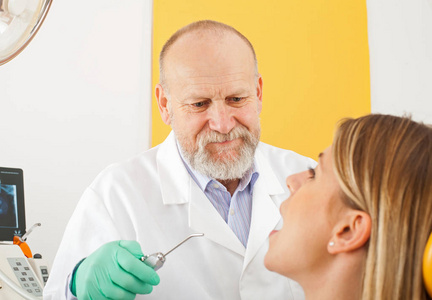 男性牙医检查射线照相术