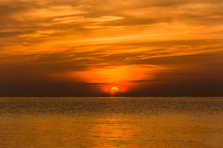 美丽的夕阳海面的景区视图