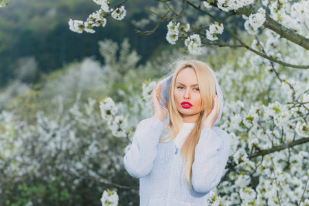 美丽的女人，金色的头发，红嘴唇上花卉背景