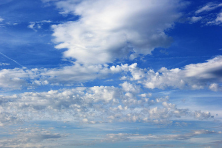 云是大气中极细微的水滴 雾 或冰晶的集合。