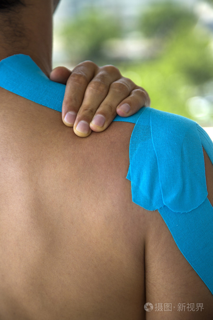 胶粘剂在肩上的绷带