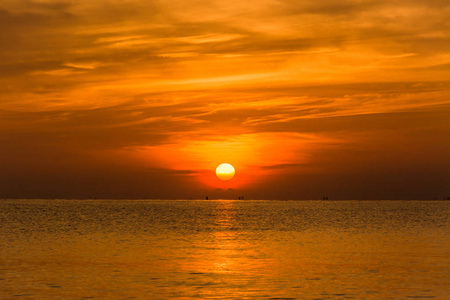 美丽的夕阳海面的景区视图