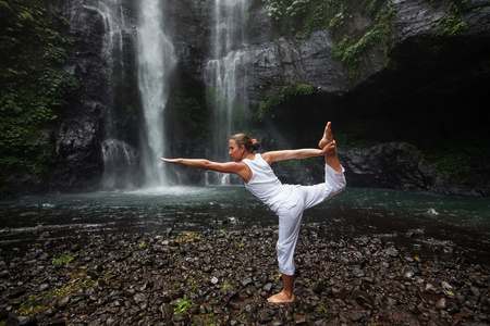 在大学的咖啡休息时观看手机视频校区一个女人坐在高和观看日落的背影