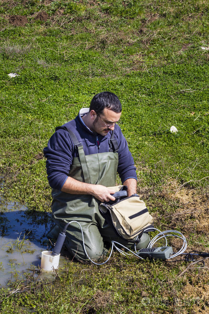 科学家测量湿地环境水质