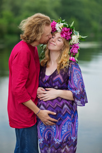 拥抱自然的快乐怀孕夫妇图片
