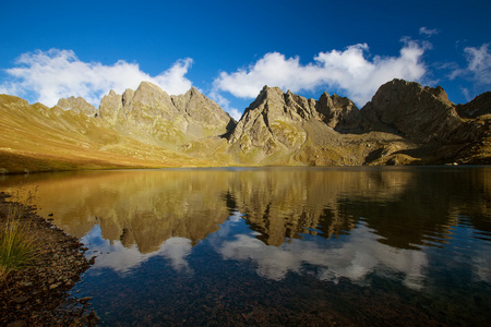 美丽的湖，在格鲁吉亚山