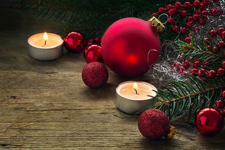 红色的小玩意 蜡烛和枞树枝上的，圣诞节装饰