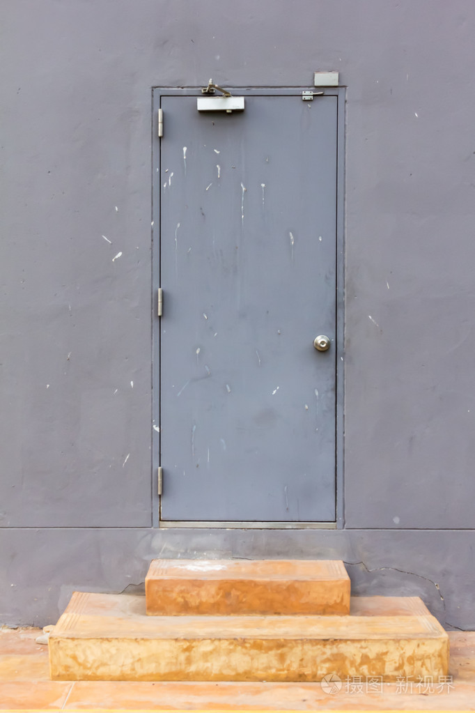 退出门在混凝土墙体