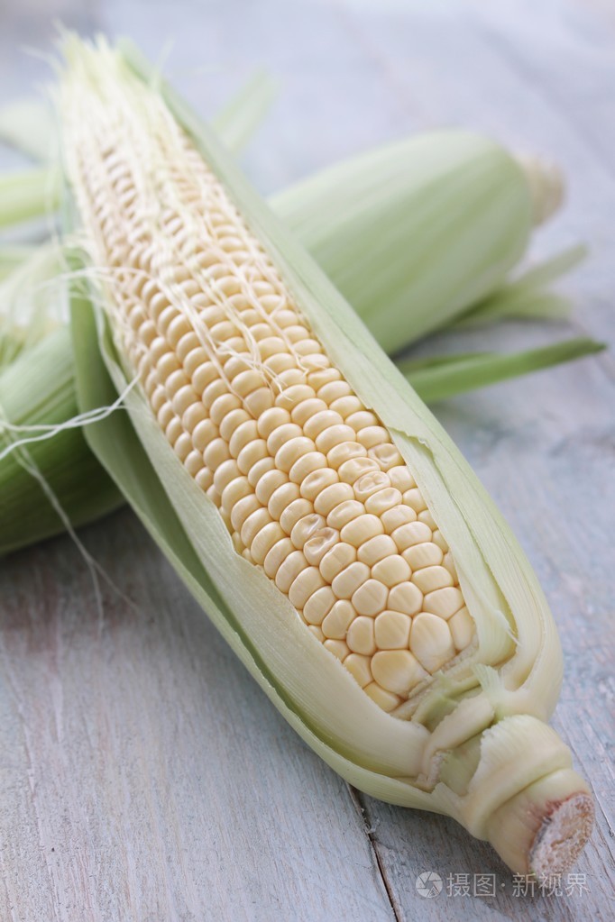 新鲜的甜玉米棒子