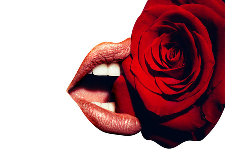 在上面用口红的的女人嘴里的红玫瑰。完美的化妆隔离在白色背景上。红色嘴唇。情人节那天设计。脸上的一部分。化妆品和现代女