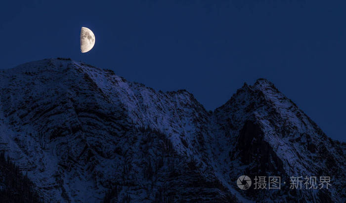 月亮在雪山山脉上空升起