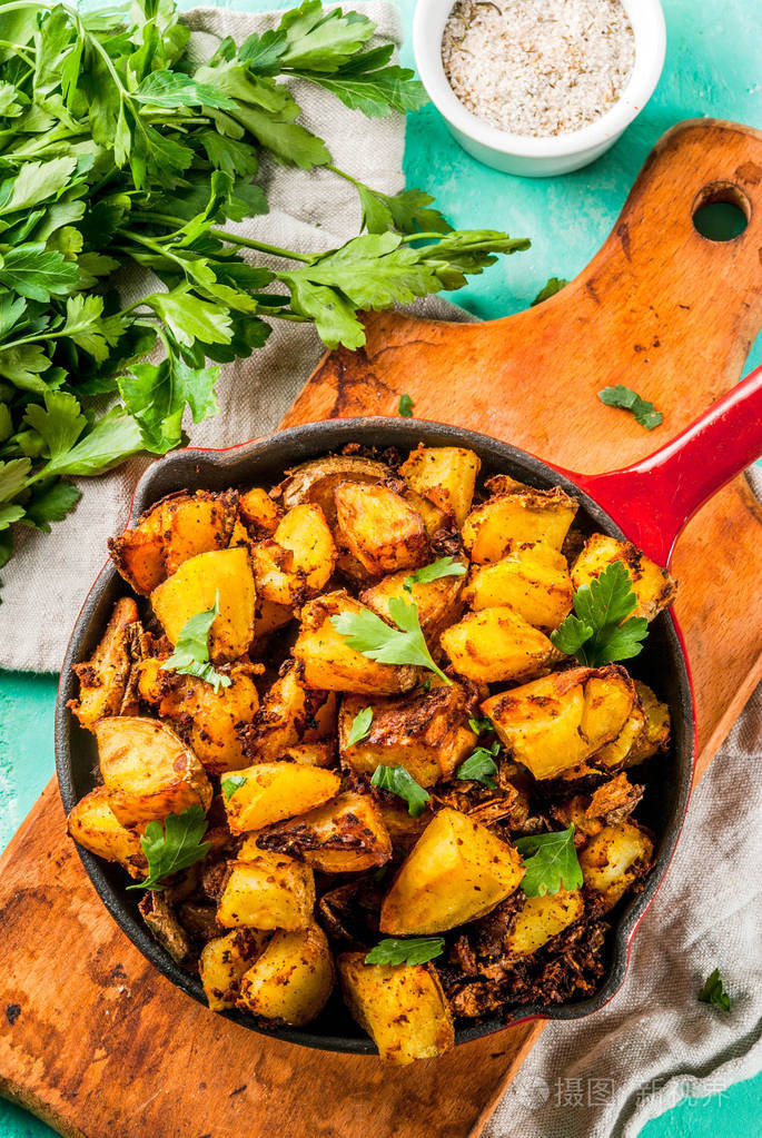 印度食物孟买土豆在浅蓝色背景拷贝空间