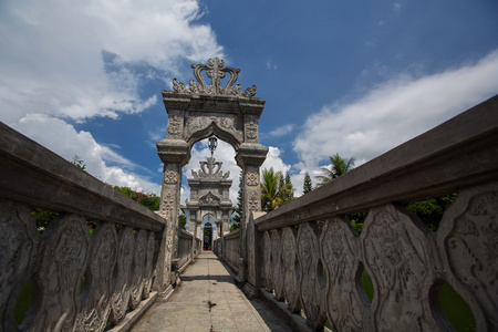 在巴厘岛的卡朗加沙水寺建筑奇观